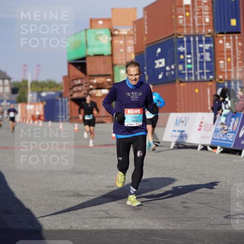03.10.2025 - Köhlbrandbrückenlauf Michael Burmester http://msf.ph/oto/8995862 03.10.2025 09:58:24 Ziel 1052, 1094, 2962, 3592, 3836 meine-sportfotos.de