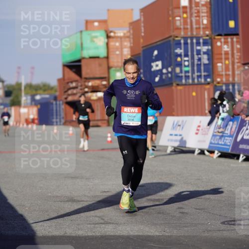 03.10.2025 - Köhlbrandbrückenlauf Michael Burmester http://msf.ph/oto/8995868 03.10.2025 09:58:24 Ziel 1052, 1094, 2962, 3592, 3836 meine-sportfotos.de
