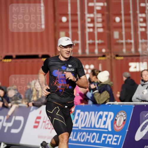 03.10.2025 - Köhlbrandbrückenlauf Michael Burmester http://msf.ph/oto/8995880 03.10.2025 09:58:26 Ziel 1052, 1094, 2962, 3592, 3749, 3836 meine-sportfotos.de
