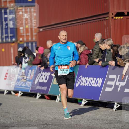 03.10.2025 - Köhlbrandbrückenlauf Michael Burmester http://msf.ph/oto/8995895 03.10.2025 09:58:28 Ziel 1094, 2962, 3749, 3836 meine-sportfotos.de