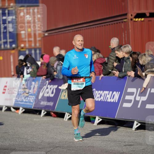 03.10.2025 - Köhlbrandbrückenlauf Michael Burmester http://msf.ph/oto/8995901 03.10.2025 09:58:28 Ziel 1094, 2962, 3749, 3836 meine-sportfotos.de