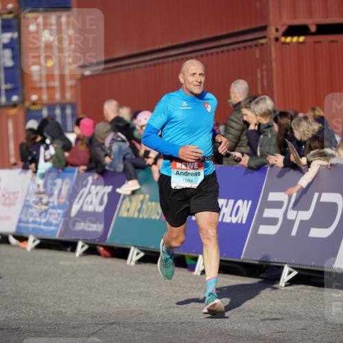 03.10.2025 - Köhlbrandbrückenlauf Michael Burmester http://msf.ph/oto/8995910 03.10.2025 09:58:28 Ziel 1094, 2962, 3749, 3836 meine-sportfotos.de