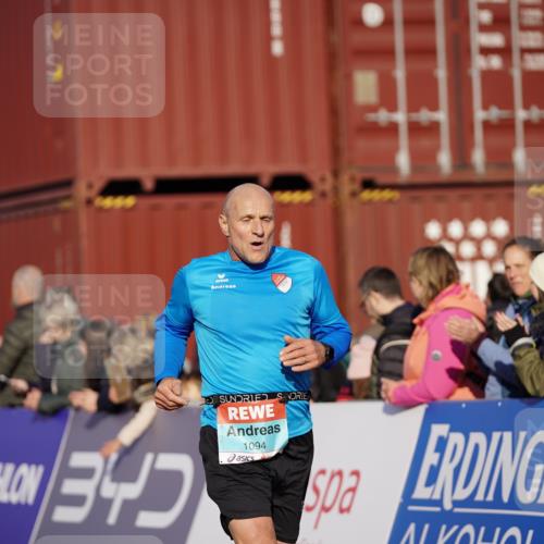03.10.2025 - Köhlbrandbrückenlauf Michael Burmester http://msf.ph/oto/8995915 03.10.2025 09:58:29 Ziel 1094, 2962, 3749, 3836 meine-sportfotos.de