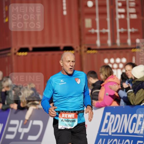 03.10.2025 - Köhlbrandbrückenlauf Michael Burmester http://msf.ph/oto/8995921 03.10.2025 09:58:29 Ziel 1094, 2962, 3749, 3836 meine-sportfotos.de