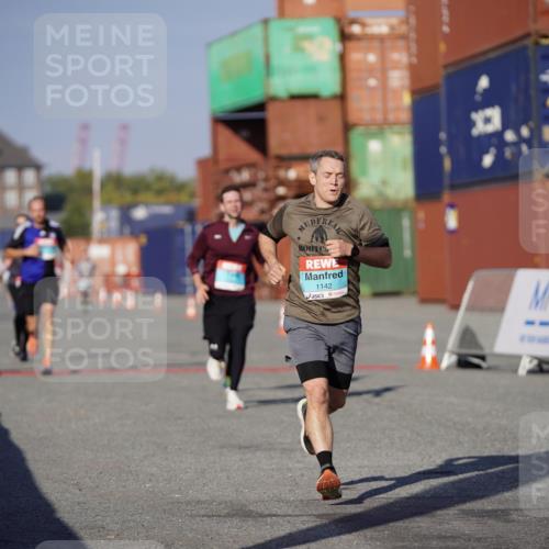03.10.2025 - Köhlbrandbrückenlauf Michael Burmester http://msf.ph/oto/8995964 03.10.2025 09:58:42 Ziel 1102, 1142, 2302, 3174 meine-sportfotos.de