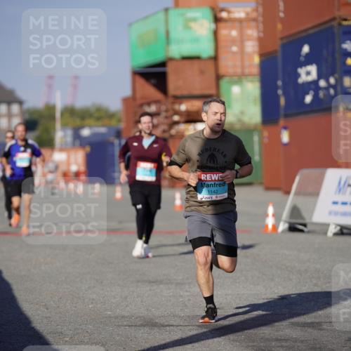 03.10.2025 - Köhlbrandbrückenlauf Michael Burmester http://msf.ph/oto/8995971 03.10.2025 09:58:42 Ziel 1102, 1142, 2302, 3174 meine-sportfotos.de