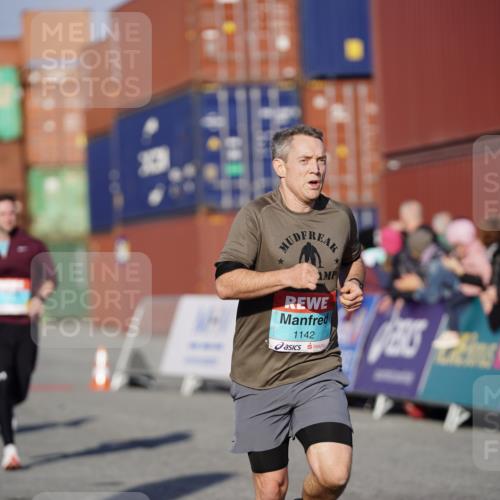 03.10.2025 - Köhlbrandbrückenlauf Michael Burmester http://msf.ph/oto/8995980 03.10.2025 09:58:44 Ziel 1102, 1142, 1215, 2302, 3174 meine-sportfotos.de