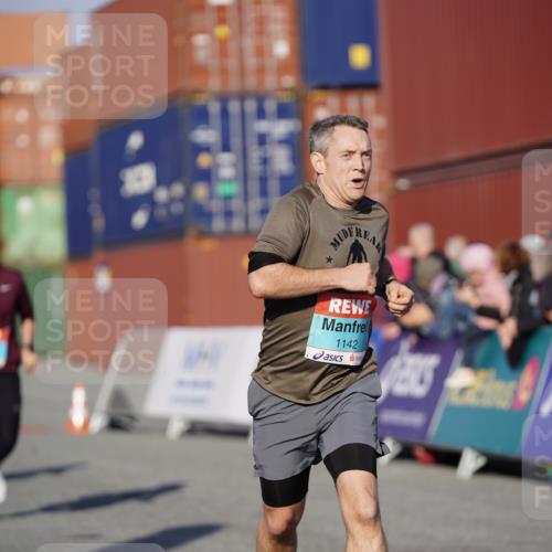 03.10.2025 - Köhlbrandbrückenlauf Michael Burmester http://msf.ph/oto/8995984 03.10.2025 09:58:44 Ziel 1102, 1142, 1215, 2302, 3174 meine-sportfotos.de