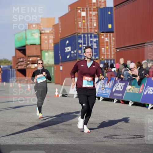 03.10.2025 - Köhlbrandbrückenlauf Michael Burmester http://msf.ph/oto/8995993 03.10.2025 09:58:45 Ziel 1054, 1102, 1142, 1215, 2302, 3174 meine-sportfotos.de