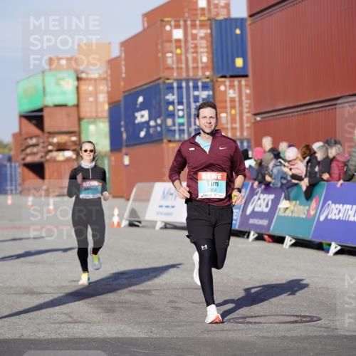 03.10.2025 - Köhlbrandbrückenlauf Michael Burmester http://msf.ph/oto/8996004 03.10.2025 09:58:46 Ziel 1054, 1102, 1142, 1215, 2302, 3174 meine-sportfotos.de