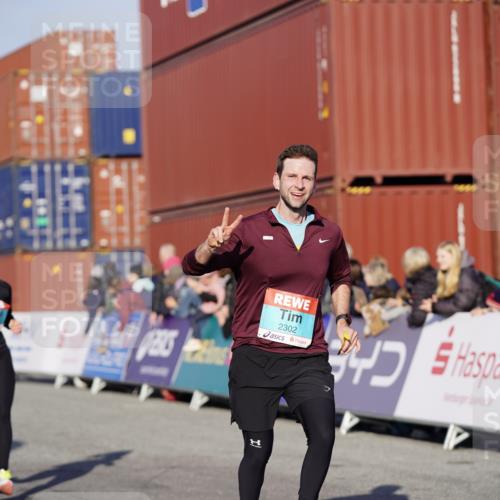 03.10.2025 - Köhlbrandbrückenlauf Michael Burmester http://msf.ph/oto/8996010 03.10.2025 09:58:46 Ziel 1054, 1102, 1142, 1215, 2302, 3174 meine-sportfotos.de