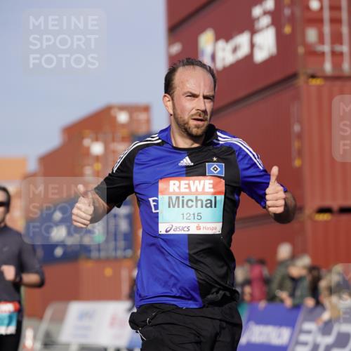 03.10.2025 - Köhlbrandbrückenlauf Michael Burmester http://msf.ph/oto/8996049 03.10.2025 09:58:49 Ziel 1054, 1142, 1215, 2302, 3174 meine-sportfotos.de