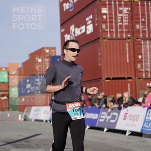 03.10.2025 - Köhlbrandbrückenlauf Michael Burmester http://msf.ph/oto/8996063 03.10.2025 09:58:50 Ziel 1054, 1142, 1215, 2302, 3174 meine-sportfotos.de