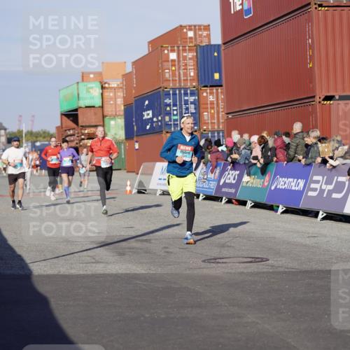 03.10.2025 - Köhlbrandbrückenlauf Michael Burmester http://msf.ph/oto/8996072 03.10.2025 09:58:55 Ziel 1054, 1107, 1185, 1215, 1271, 1383, 3358 meine-sportfotos.de