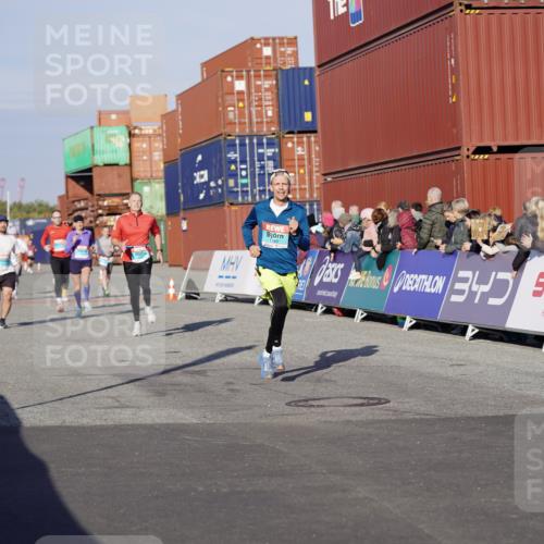 03.10.2025 - Köhlbrandbrückenlauf Michael Burmester http://msf.ph/oto/8996082 03.10.2025 09:58:55 Ziel 1054, 1107, 1185, 1215, 1271, 1383, 3358 meine-sportfotos.de