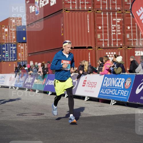03.10.2025 - Köhlbrandbrückenlauf Michael Burmester http://msf.ph/oto/8996094 03.10.2025 09:58:56 Ziel 1054, 1107, 1185, 1271, 1383, 3358 meine-sportfotos.de