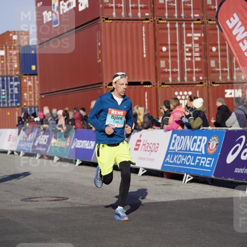 03.10.2025 - Köhlbrandbrückenlauf Michael Burmester http://msf.ph/oto/8996099 03.10.2025 09:58:56 Ziel 1054, 1107, 1185, 1271, 1383, 3358 meine-sportfotos.de