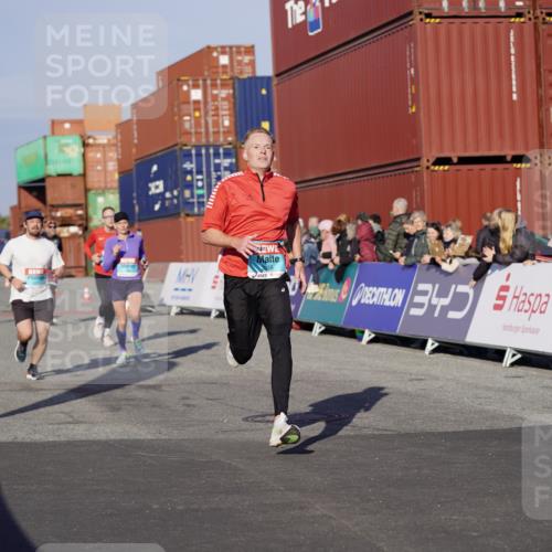 03.10.2025 - Köhlbrandbrückenlauf Michael Burmester http://msf.ph/oto/8996109 03.10.2025 09:58:57 Ziel 1054, 1063, 1107, 1185, 1271, 1383, 1617, 3358, 3837 meine-sportfotos.de