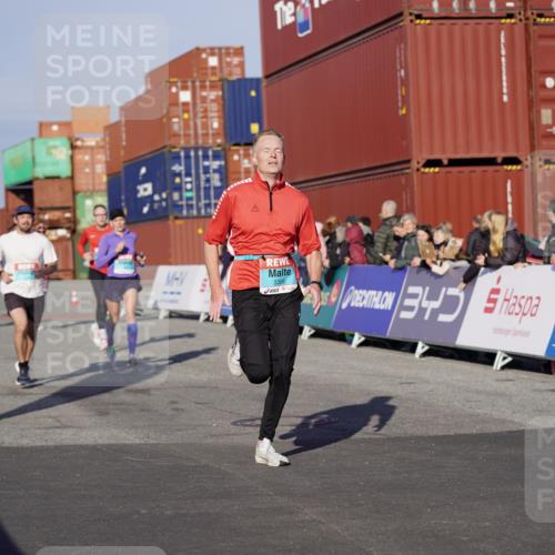 03.10.2025 - Köhlbrandbrückenlauf Michael Burmester http://msf.ph/oto/8996114 03.10.2025 09:58:57 Ziel 1054, 1063, 1107, 1185, 1271, 1383, 1617, 3358, 3837 meine-sportfotos.de
