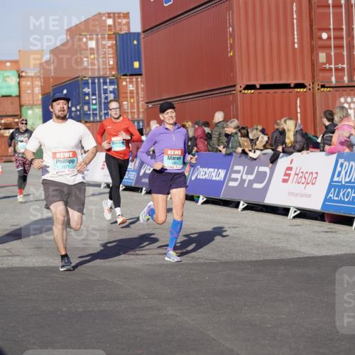 03.10.2025 - Köhlbrandbrückenlauf Michael Burmester http://msf.ph/oto/8996123 03.10.2025 09:58:59 Ziel 1063, 1107, 1185, 1271, 1383, 1617, 3155, 3358, 3837 meine-sportfotos.de