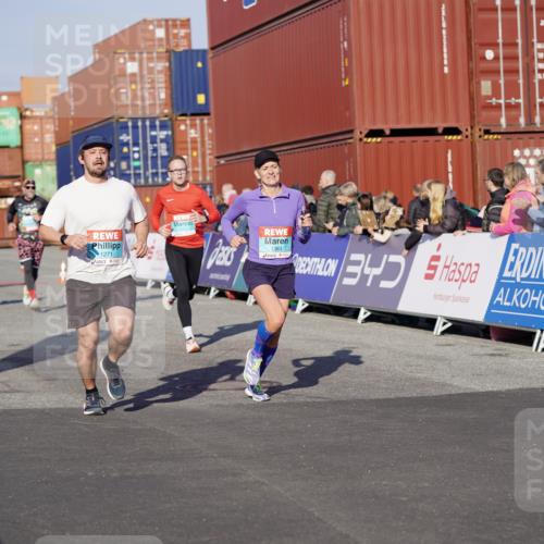 03.10.2025 - Köhlbrandbrückenlauf Michael Burmester http://msf.ph/oto/8996130 03.10.2025 09:58:59 Ziel 1063, 1107, 1185, 1271, 1383, 1617, 3155, 3358, 3837 meine-sportfotos.de