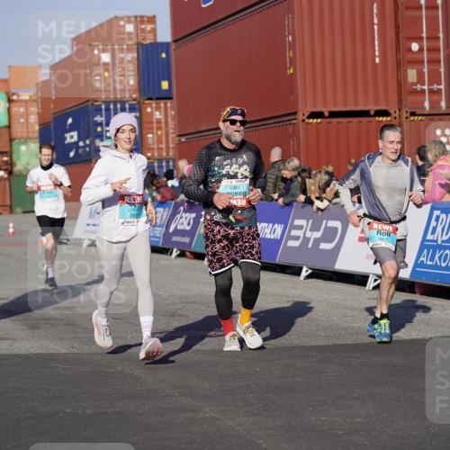 03.10.2025 - Köhlbrandbrückenlauf Michael Burmester http://msf.ph/oto/8996173 03.10.2025 09:59:03 Ziel 1063, 1107, 1185, 1271, 1383, 1617, 3155, 3358, 3837 meine-sportfotos.de