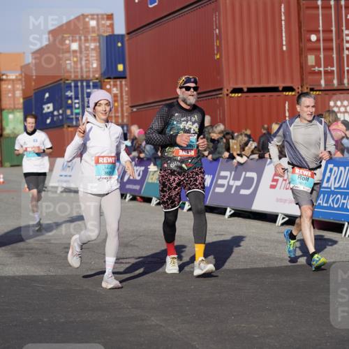 03.10.2025 - Köhlbrandbrückenlauf Michael Burmester http://msf.ph/oto/8996178 03.10.2025 09:59:03 Ziel 1063, 1107, 1185, 1271, 1383, 1617, 3155, 3358, 3837 meine-sportfotos.de