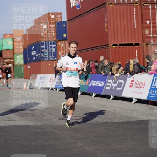 03.10.2025 - Köhlbrandbrückenlauf Michael Burmester http://msf.ph/oto/8996214 03.10.2025 09:59:05 Ziel 1063, 1107, 1271, 1383, 1423, 1617, 3155, 3358, 3837 meine-sportfotos.de