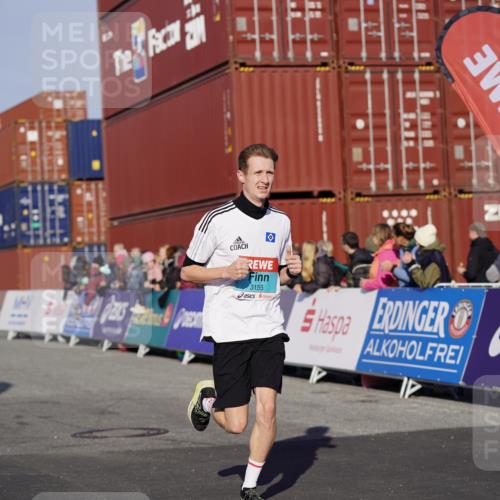 03.10.2025 - Köhlbrandbrückenlauf Michael Burmester http://msf.ph/oto/8996219 03.10.2025 09:59:06 Ziel 1063, 1107, 1383, 1423, 1617, 2948, 3155, 3358, 3837 meine-sportfotos.de