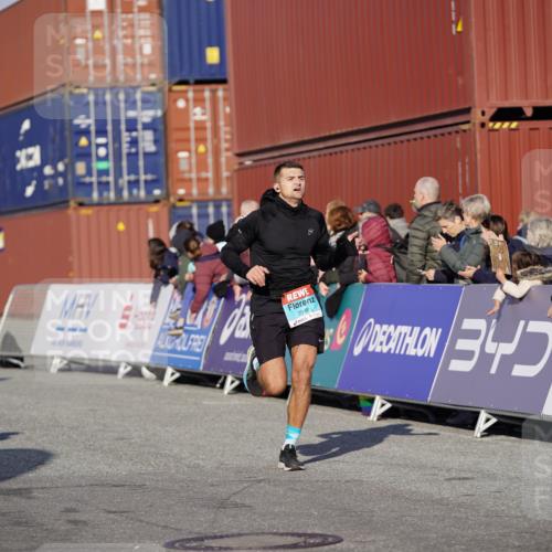 03.10.2025 - Köhlbrandbrückenlauf Michael Burmester http://msf.ph/oto/8996236 03.10.2025 09:59:09 Ziel 1063, 1423, 1617, 2948, 3155, 3340, 3837 meine-sportfotos.de