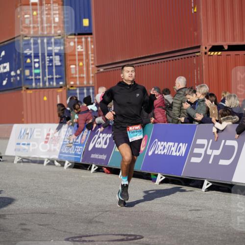 03.10.2025 - Köhlbrandbrückenlauf Michael Burmester http://msf.ph/oto/8996242 03.10.2025 09:59:09 Ziel 1063, 1423, 1617, 2948, 3155, 3340, 3837 meine-sportfotos.de