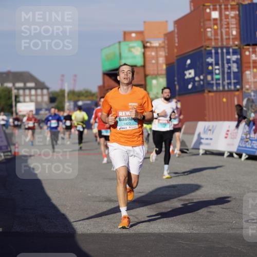 03.10.2025 - Köhlbrandbrückenlauf Michael Burmester http://msf.ph/oto/8996247 03.10.2025 09:59:10 Ziel 1423, 2948, 3155, 3340, 3525 meine-sportfotos.de