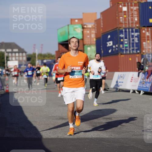 03.10.2025 - Köhlbrandbrückenlauf Michael Burmester http://msf.ph/oto/8996252 03.10.2025 09:59:10 Ziel 1423, 2948, 3155, 3340, 3525 meine-sportfotos.de