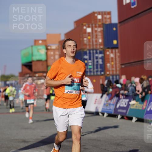 03.10.2025 - Köhlbrandbrückenlauf Michael Burmester http://msf.ph/oto/8996257 03.10.2025 09:59:11 Ziel 1411, 1423, 2948, 3155, 3340, 3525 meine-sportfotos.de