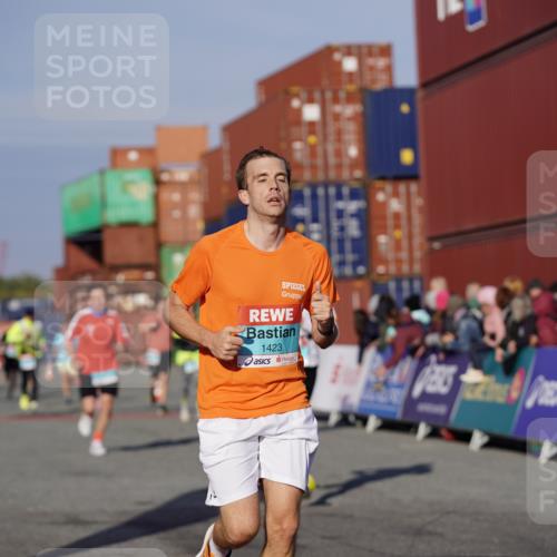 03.10.2025 - Köhlbrandbrückenlauf Michael Burmester http://msf.ph/oto/8996261 03.10.2025 09:59:11 Ziel 1411, 1423, 2948, 3155, 3340, 3525 meine-sportfotos.de