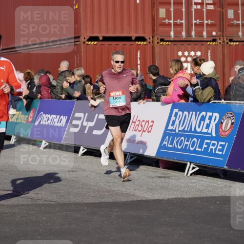 03.10.2025 - Köhlbrandbrückenlauf Michael Burmester http://msf.ph/oto/8996301 03.10.2025 09:59:15 Ziel 1231, 1249, 1269, 1398, 1411, 1423, 2948, 3340, 3514, 3525 meine-sportfotos.de