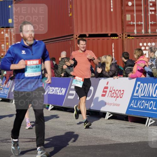 03.10.2025 - Köhlbrandbrückenlauf Michael Burmester http://msf.ph/oto/8996349 03.10.2025 09:59:18 Ziel 1067, 1075, 1197, 1231, 1249, 1269, 1398, 1411, 1432, 1639, 2948, 2985, 2989, 3340, 3514, 3525 meine-sportfotos.de