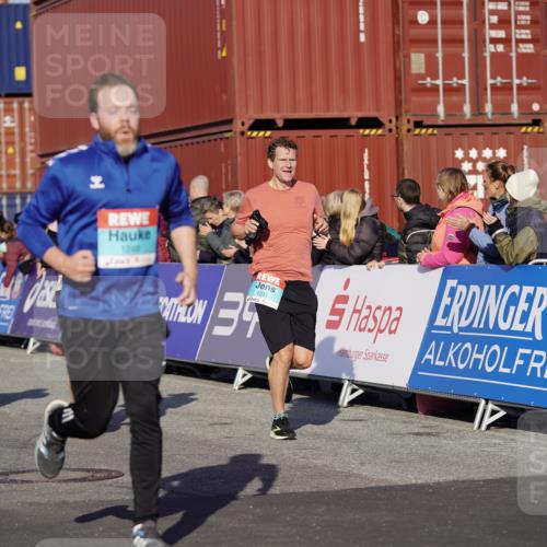 03.10.2025 - Köhlbrandbrückenlauf Michael Burmester http://msf.ph/oto/8996353 03.10.2025 09:59:18 Ziel 1067, 1075, 1197, 1231, 1249, 1269, 1398, 1411, 1432, 1639, 2948, 2985, 2989, 3340, 3514, 3525 meine-sportfotos.de