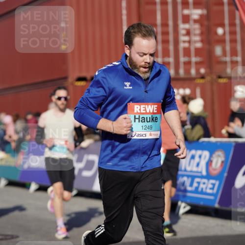 03.10.2025 - Köhlbrandbrückenlauf Michael Burmester http://msf.ph/oto/8996358 03.10.2025 09:59:19 Ziel 1067, 1075, 1087, 1197, 1231, 1249, 1269, 1398, 1411, 1432, 1639, 2985, 2989, 3340, 3514, 3525 meine-sportfotos.de
