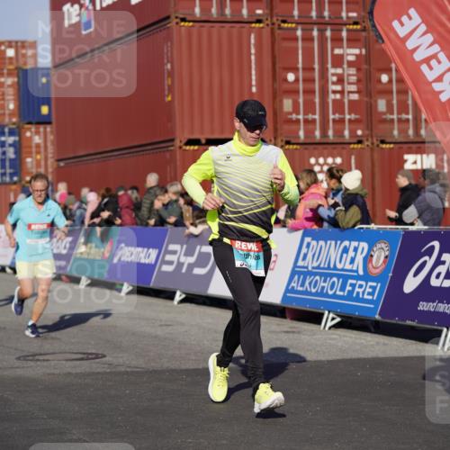 03.10.2025 - Köhlbrandbrückenlauf Michael Burmester http://msf.ph/oto/8996373 03.10.2025 09:59:20 Ziel 1067, 1075, 1087, 1197, 1231, 1249, 1269, 1398, 1411, 1432, 1639, 2985, 2989, 3340, 3514, 3525 meine-sportfotos.de