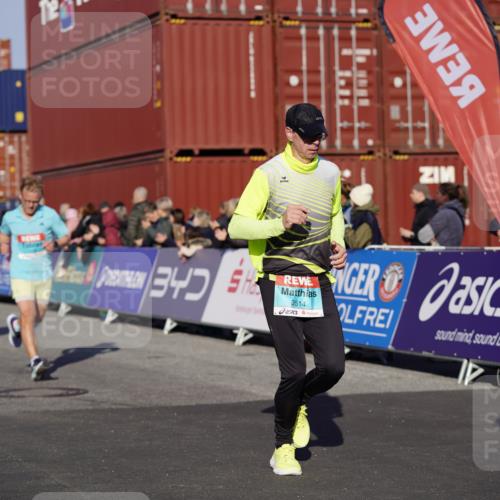03.10.2025 - Köhlbrandbrückenlauf Michael Burmester http://msf.ph/oto/8996383 03.10.2025 09:59:20 Ziel 1067, 1075, 1087, 1197, 1231, 1249, 1269, 1398, 1411, 1432, 1639, 2985, 2989, 3340, 3514, 3525 meine-sportfotos.de