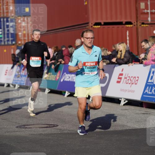 03.10.2025 - Köhlbrandbrückenlauf Michael Burmester http://msf.ph/oto/8996388 03.10.2025 09:59:21 Ziel 1067, 1075, 1087, 1197, 1231, 1249, 1269, 1398, 1411, 1432, 1639, 2985, 2989, 3514, 3525 meine-sportfotos.de