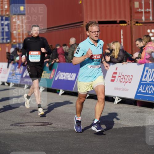03.10.2025 - Köhlbrandbrückenlauf Michael Burmester http://msf.ph/oto/8996392 03.10.2025 09:59:21 Ziel 1067, 1075, 1087, 1197, 1231, 1249, 1269, 1398, 1411, 1432, 1639, 2985, 2989, 3514, 3525 meine-sportfotos.de