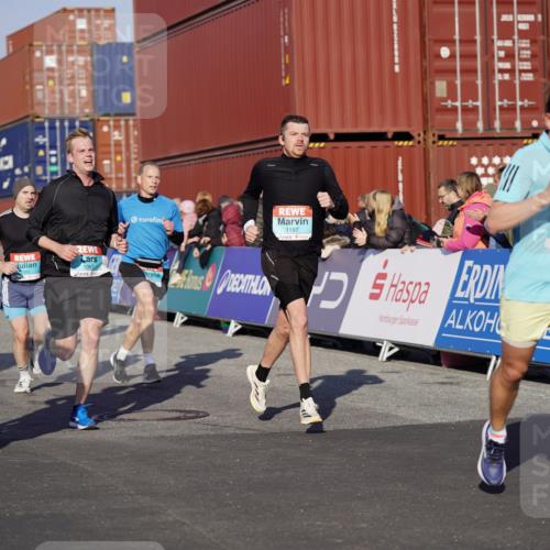 03.10.2025 - Köhlbrandbrückenlauf Michael Burmester http://msf.ph/oto/8996397 03.10.2025 09:59:22 Ziel 1067, 1075, 1087, 1197, 1231, 1249, 1269, 1398, 1411, 1432, 1639, 2985, 2989, 3514, 3525 meine-sportfotos.de