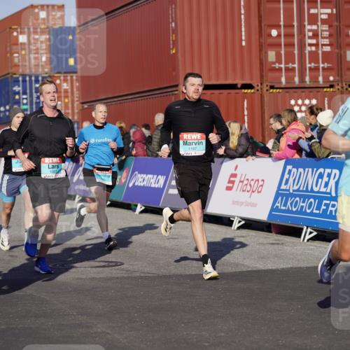 03.10.2025 - Köhlbrandbrückenlauf Michael Burmester http://msf.ph/oto/8996402 03.10.2025 09:59:22 Ziel 1067, 1075, 1087, 1197, 1231, 1249, 1269, 1398, 1411, 1432, 1639, 2985, 2989, 3514, 3525 meine-sportfotos.de