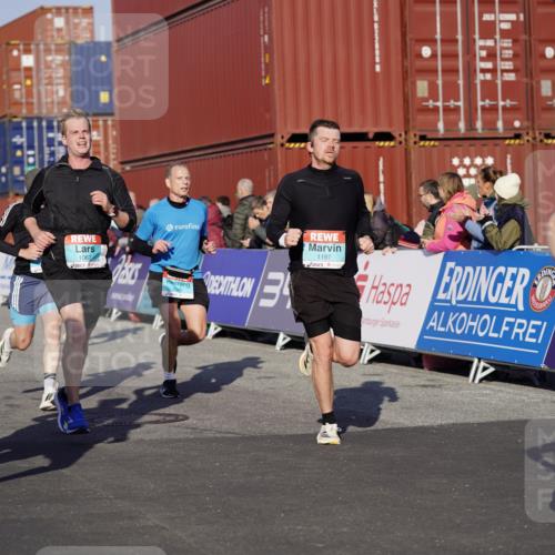 03.10.2025 - Köhlbrandbrückenlauf Michael Burmester http://msf.ph/oto/8996407 03.10.2025 09:59:22 Ziel 1067, 1075, 1087, 1197, 1231, 1249, 1269, 1398, 1411, 1432, 1639, 2985, 2989, 3514, 3525 meine-sportfotos.de