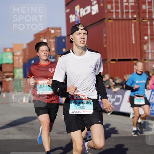 03.10.2025 - Köhlbrandbrückenlauf Michael Burmester http://msf.ph/oto/8996412 03.10.2025 09:59:23 Ziel 1067, 1075, 1087, 1197, 1231, 1249, 1269, 1398, 1411, 1432, 1639, 2788, 2985, 2989, 2997, 3514 meine-sportfotos.de