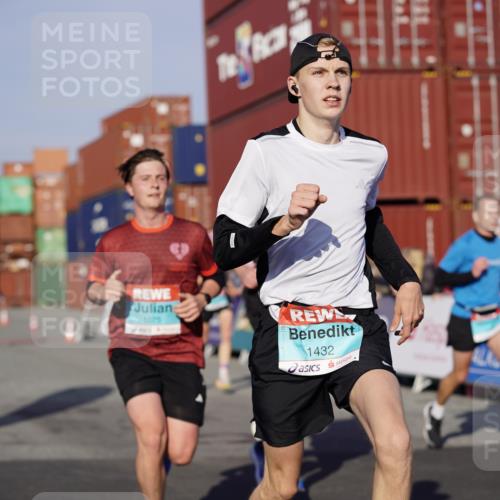 03.10.2025 - Köhlbrandbrückenlauf Michael Burmester http://msf.ph/oto/8996417 03.10.2025 09:59:23 Ziel 1067, 1075, 1087, 1197, 1231, 1249, 1269, 1398, 1411, 1432, 1639, 2788, 2985, 2989, 2997, 3514 meine-sportfotos.de