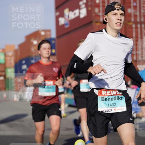 03.10.2025 - Köhlbrandbrückenlauf Michael Burmester http://msf.ph/oto/8996421 03.10.2025 09:59:23 Ziel 1067, 1075, 1087, 1197, 1231, 1249, 1269, 1398, 1411, 1432, 1639, 2788, 2985, 2989, 2997, 3514 meine-sportfotos.de