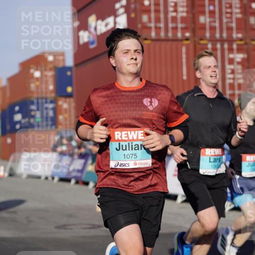 03.10.2025 - Köhlbrandbrückenlauf Michael Burmester http://msf.ph/oto/8996426 03.10.2025 09:59:23 Ziel 1067, 1075, 1087, 1197, 1231, 1249, 1269, 1398, 1411, 1432, 1639, 2788, 2985, 2989, 2997, 3514 meine-sportfotos.de